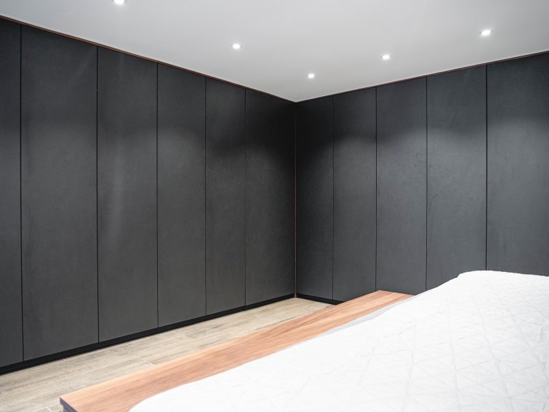 Slaapkamerkast zwart mat gestructureerd notenhout