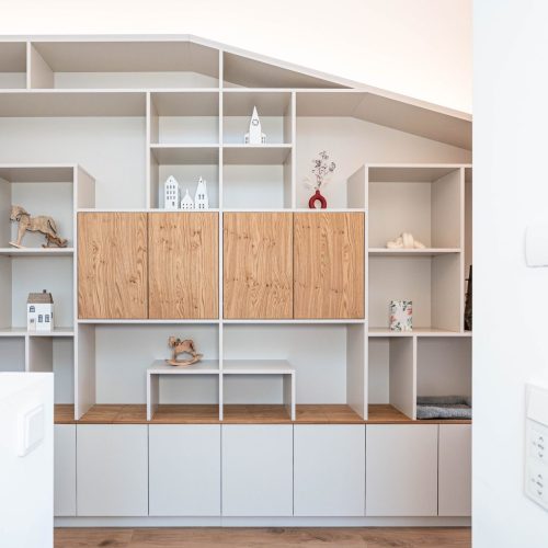 Flurschrank in beige met fresco-deuren in eikenhout