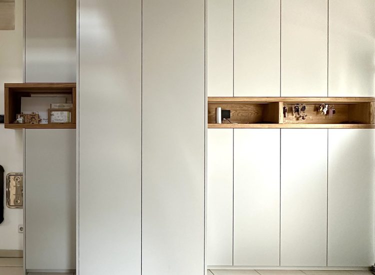 Flurschrank versetzt mit Inlay