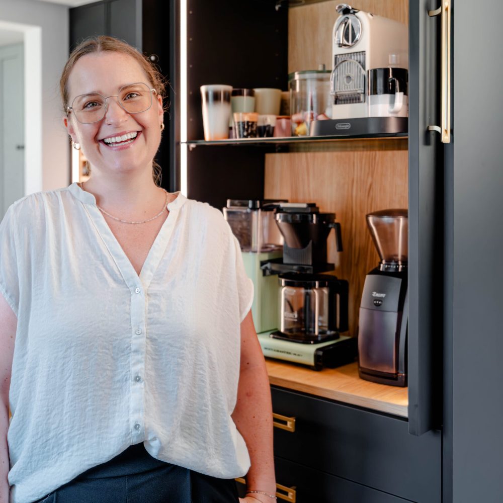 Klantgetuigenis staat voor aangepaste keukenkast met geïntegreerde apparatuurnis en opbergruimte