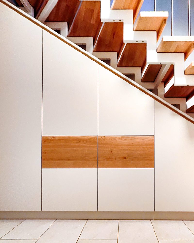 Trappenkast wit met eiken elementen