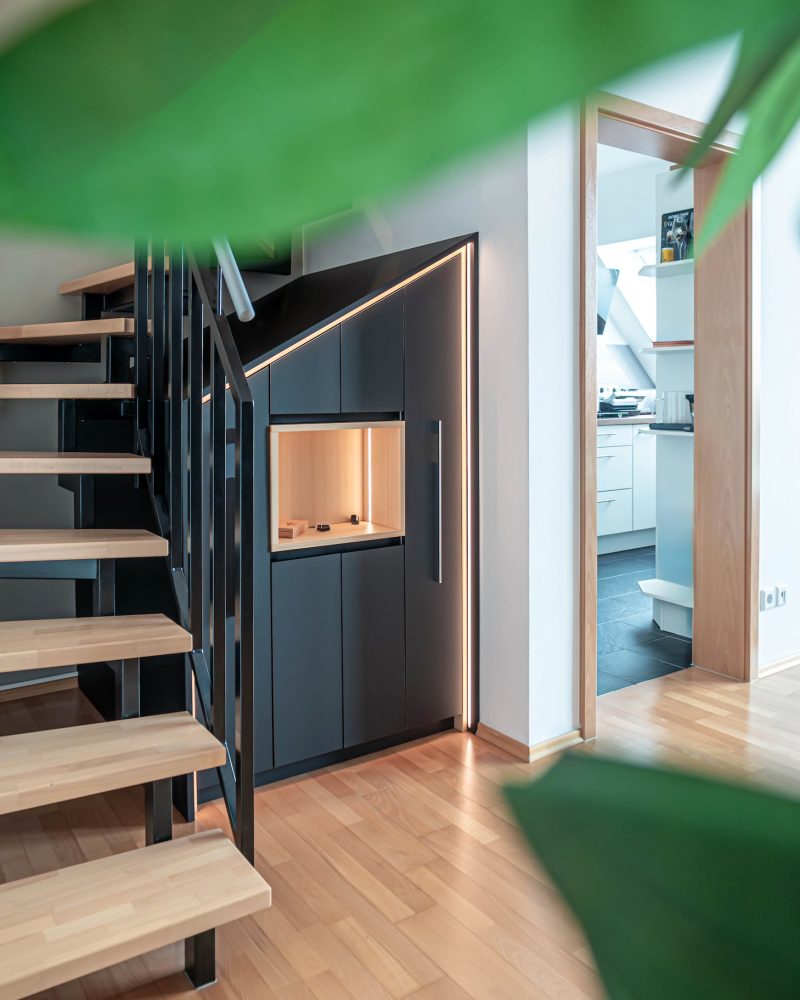 Trapkast gesloten fronten zwart mat antifingerprint inlay sparrenhout