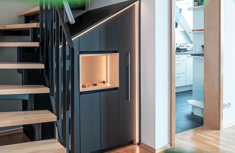 Trapkast gesloten fronten zwart mat antifingerprint inlay sparrenhout