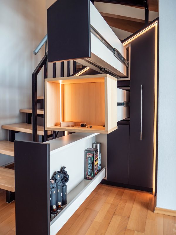 Trapkast met uittrekbare laden