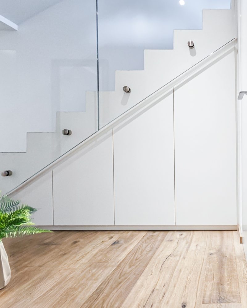 Trapkast wit mat uittrekbare planken