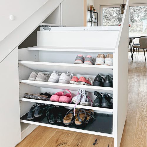 Ingebouwde schoenenkast in de kast onder de trap