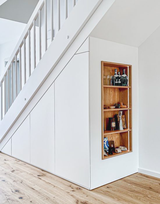 Treppenunterschrank weiß mit Eicheninlay und Beleuchtung