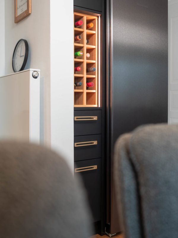 Wijnkast geïntegreerd in matzwarte keuken