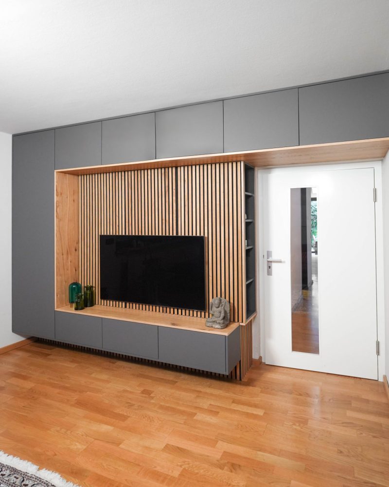 Wandmeubel antraciet eiken wandpanelen met open vakkenkast aan de zijkant