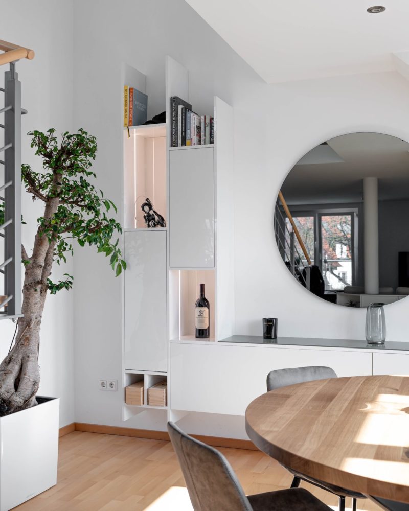 Wit hoogglans wandmeubel in open woonkamer met wit hoogglans wandmeubel