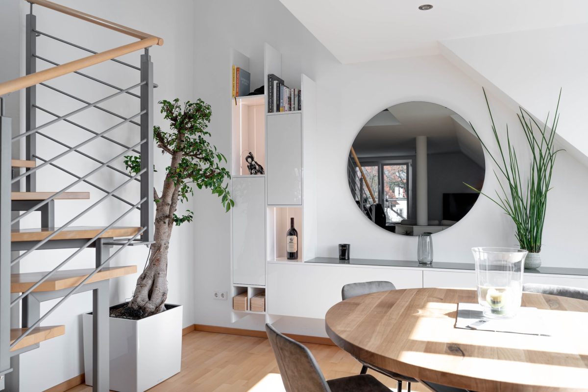 Wit hoogglans wandmeubel in open woonkamer met wit hoogglans wandmeubel