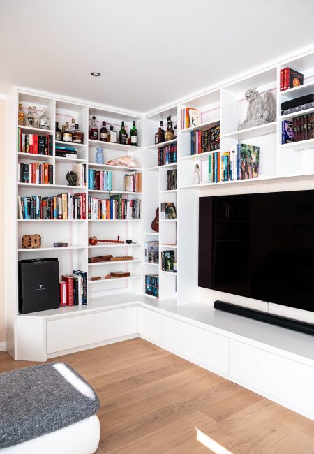 Wit wandmeubel om de hoek met decoratieve elementen