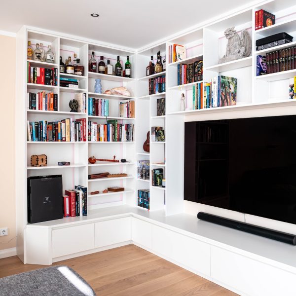 Wit wandmeubel om de hoek met decoratieve elementen