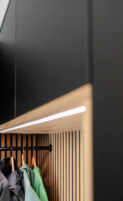 Garderobekast in matzwart met eikenhouten panelen en ledverlichting – zijaanzicht op de ledstrip